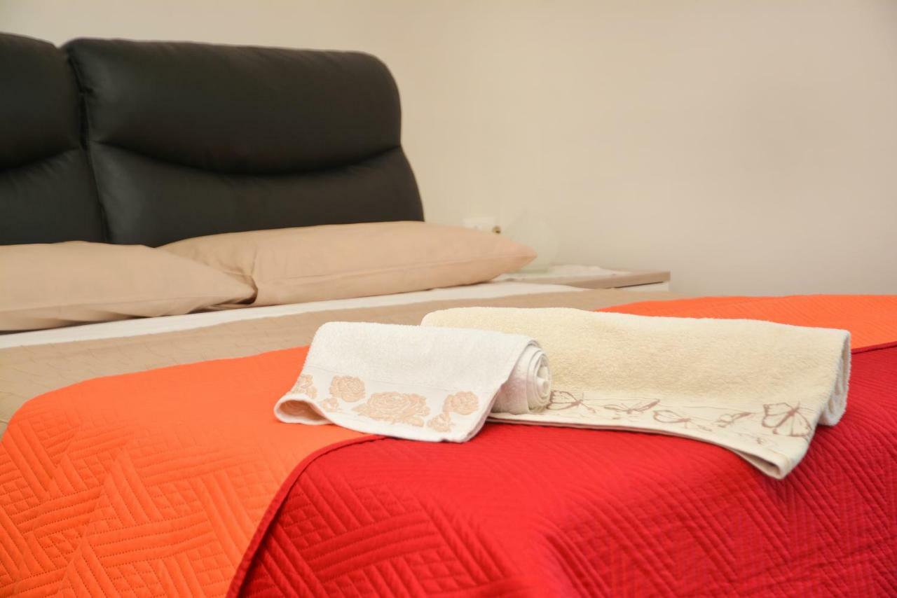 Lian Room B&B กาแซร์ตา ภายนอก รูปภาพ