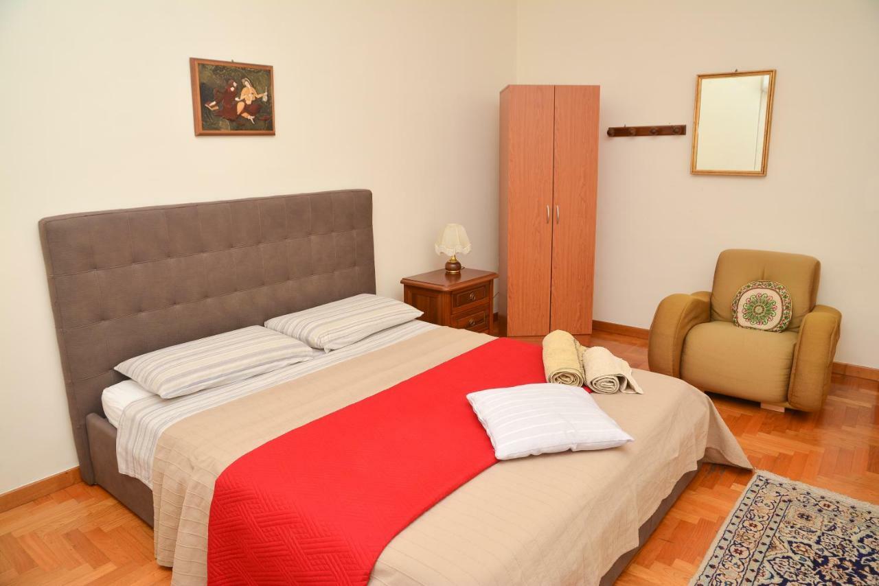 Lian Room B&B กาแซร์ตา ภายนอก รูปภาพ